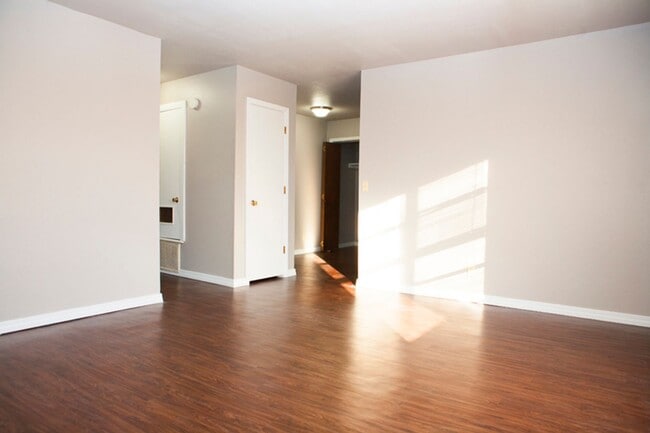 Building Photo - 2-Bedroom, 1-Bathroom Unit @ Rolling Oaks ...