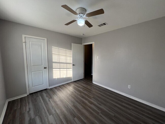 Building Photo - 5908 Greengate Dr