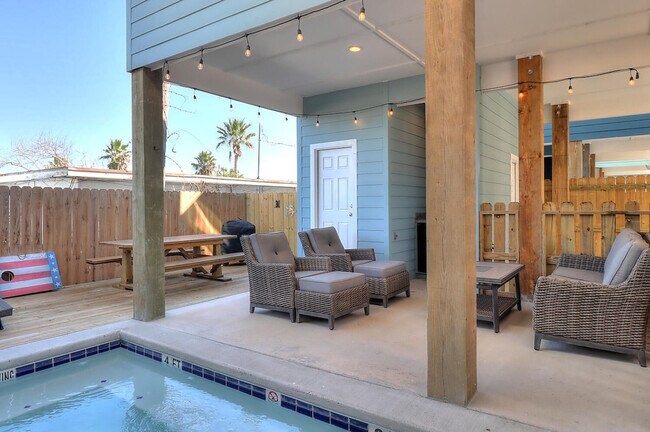 Building Photo - 527 Sand Burr Ln