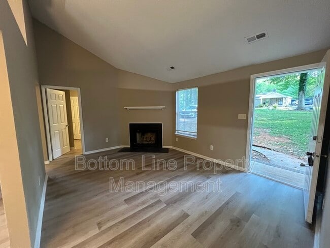 Building Photo - 1228 Woodland Dr