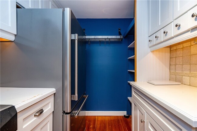 Building Photo - 19 King St