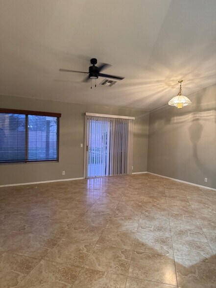 Building Photo - 922 E Gary Ln