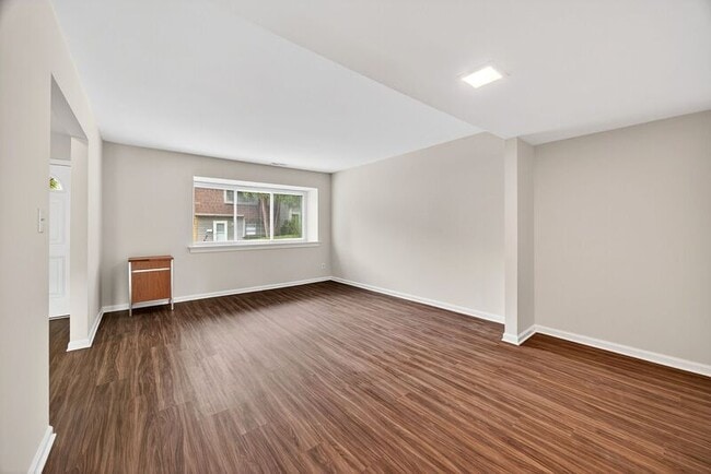 Building Photo - 94 Woodlake Dr