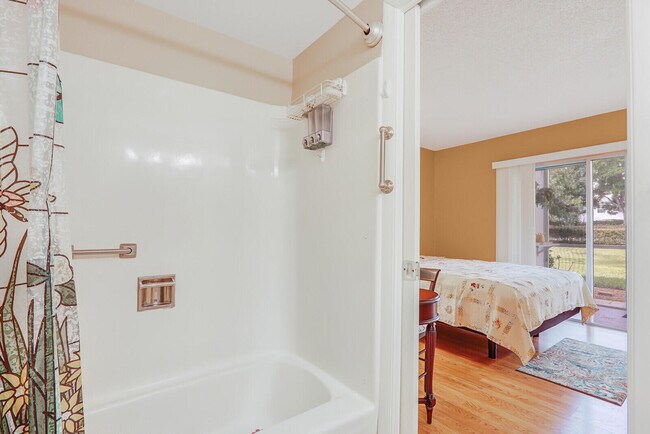 Building Photo - 18081 SE Country Club Dr