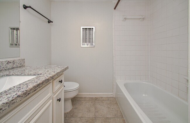 Building Photo - 823 S Ripple Creek Dr