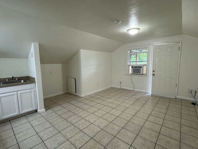 Building Photo - One Bed, One Bath Upstairs Apartment in Ce...
