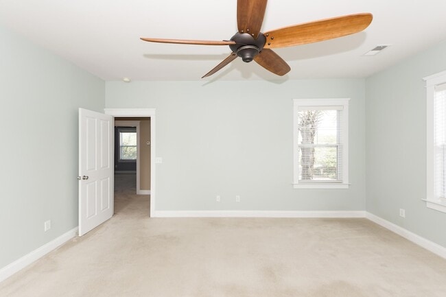 Building Photo - 302 White Gables Dr