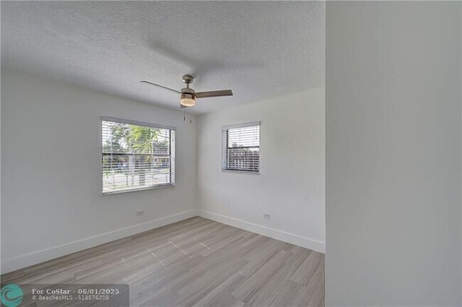 Building Photo - 5521 SW 39th St