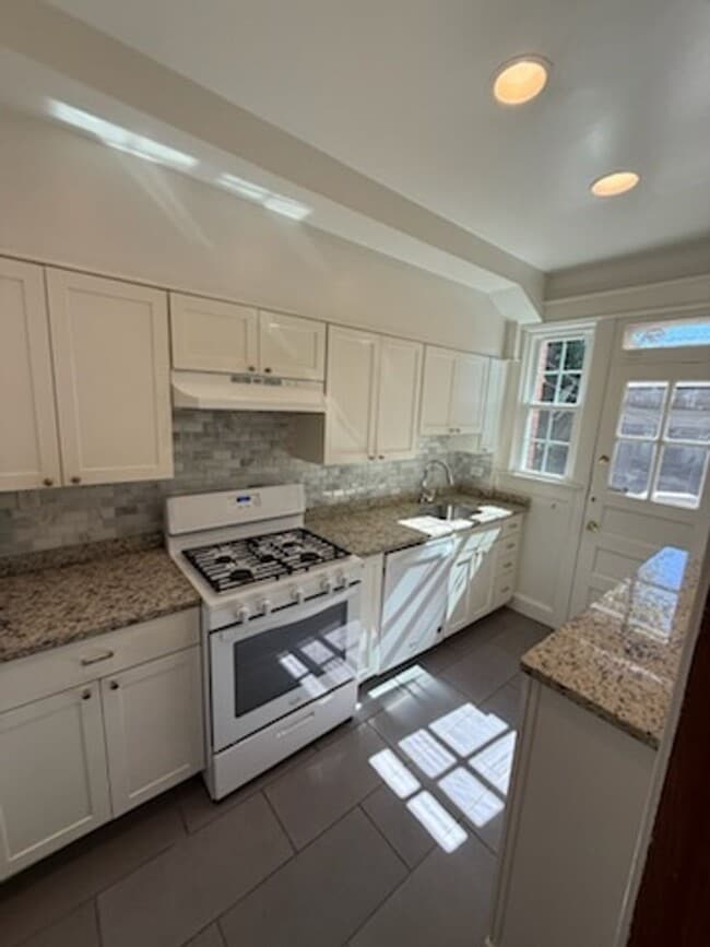 Building Photo - UPDATED 4/BR in Glover Park!