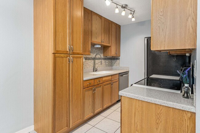 Building Photo - 8022 Linda Vista Rd