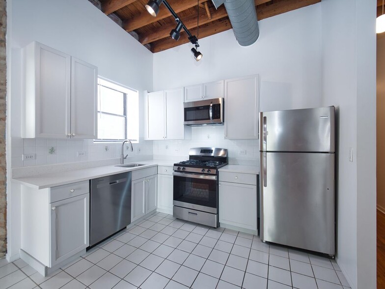 Building Photo - 2849 W Belmont Ave