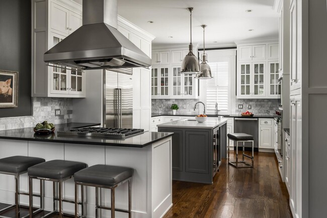 Building Photo - Elegant Fully Furnished 4BR/3.2BA Classic ...