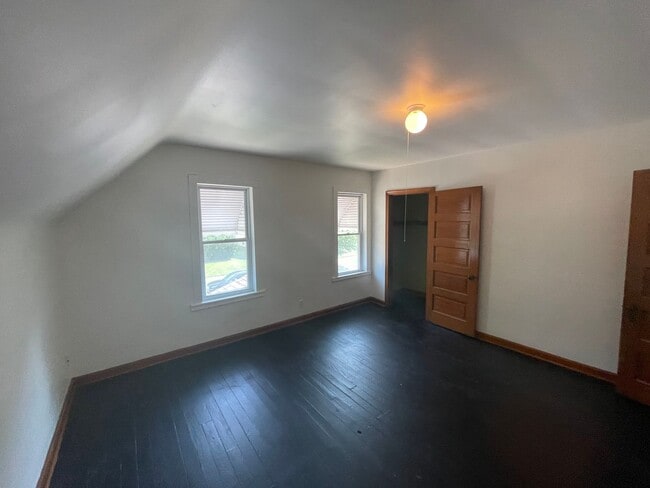 Building Photo - Section 8 Accepted! Spacious Newly Renovat...
