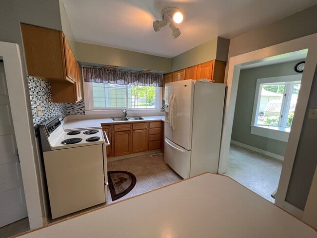 Building Photo - Cute & Cozy Home