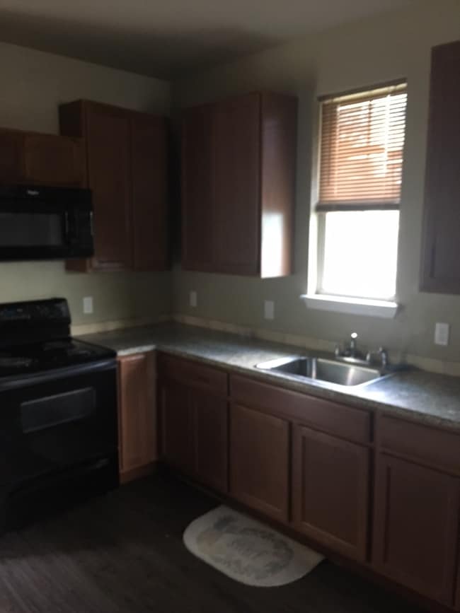 Building Photo - 1013 Fir Ln