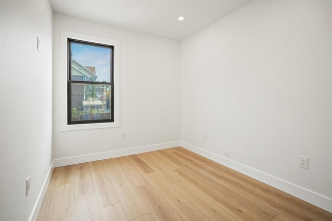Building Photo - 31 W 46th St