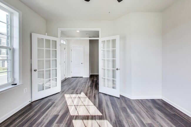 Building Photo - Luxurious on Lanham Hill - 3 + 3.5 Near New TH 3 bed + 3 Ba