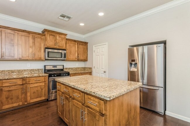 Building Photo - Gorgeous Roseville Home in Gated Community!