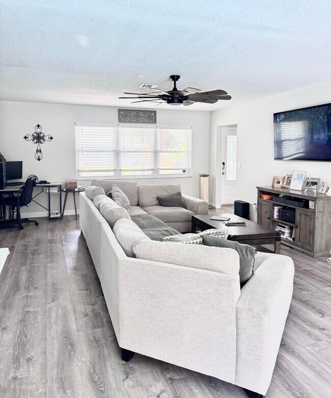 Building Photo - 1703 NE 25th Terrace