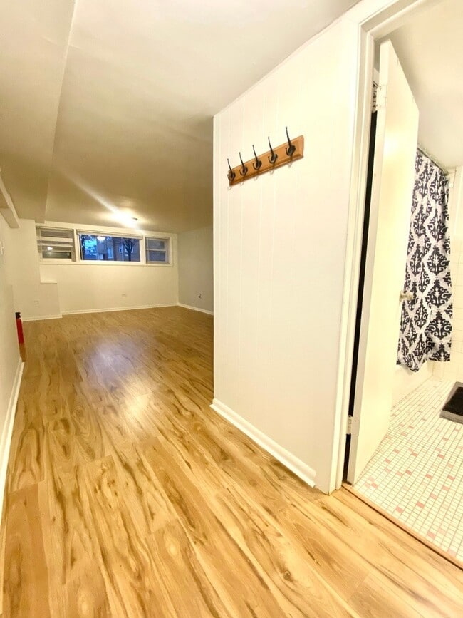 Building Photo - 6231 W Montrose Ave