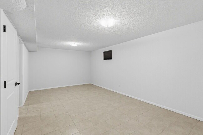 Building Photo - 930 Bowser Dr