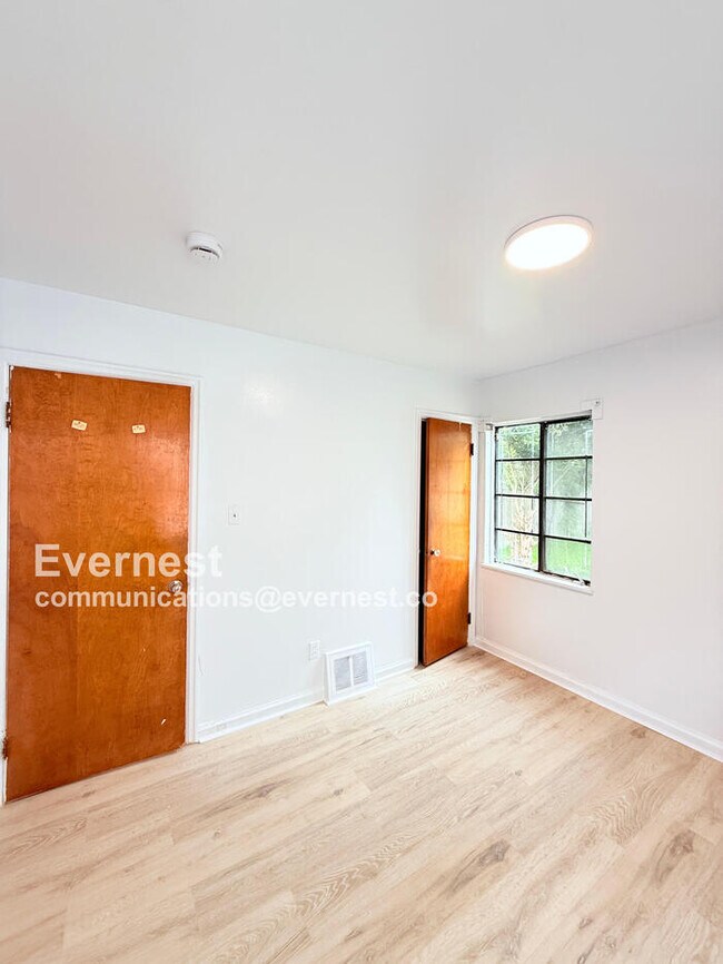 Building Photo - 18184 Riopelle St
