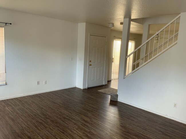 Building Photo - Lovely 3 bedroom town home with attached garage