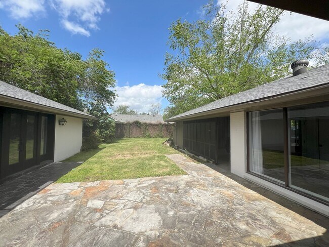 Building Photo - Beautiful Home on Esplanade across from Go...