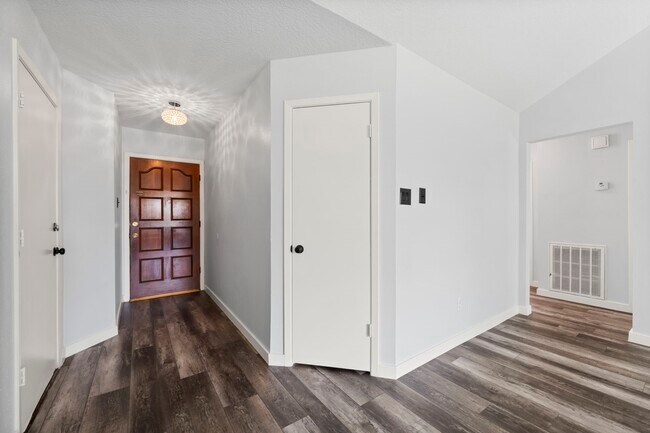 Building Photo - 16734 Summer Dew Ln