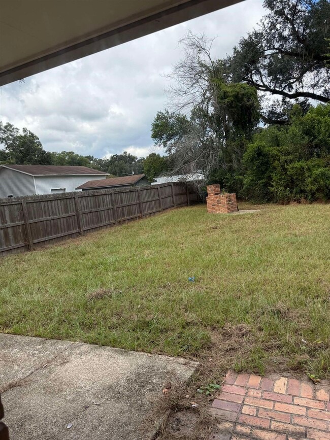 Building Photo - 1932 Shady Oaks Dr