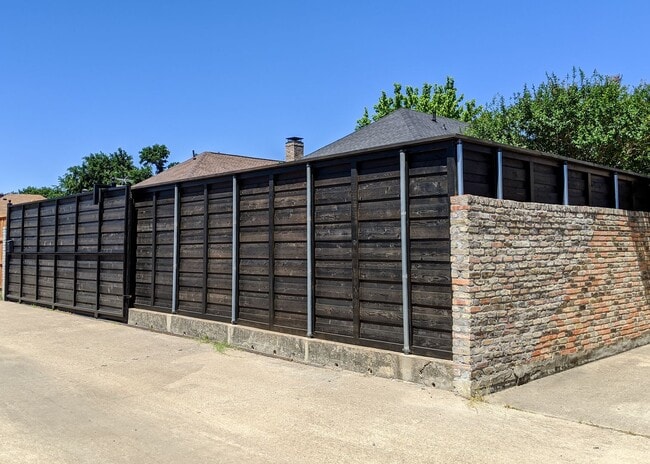 Building Photo - 1108 Richland Oaks Dr