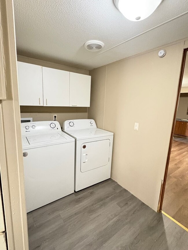 Building Photo - Spacious 3 Bedroom In Yorktowne