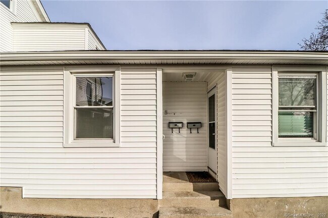 Building Photo - 24 Elm St