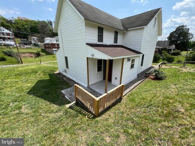 Building Photo - 903 Harding Ave