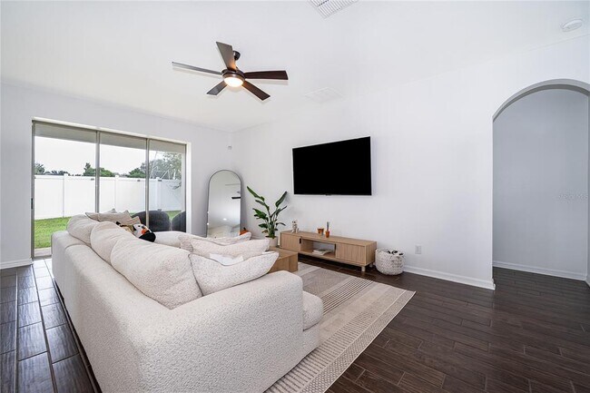 Building Photo - 2022 Redbay Ave