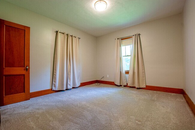 Building Photo - 3 Bedroom / 1 Bath Home with Washer/Dryer ...