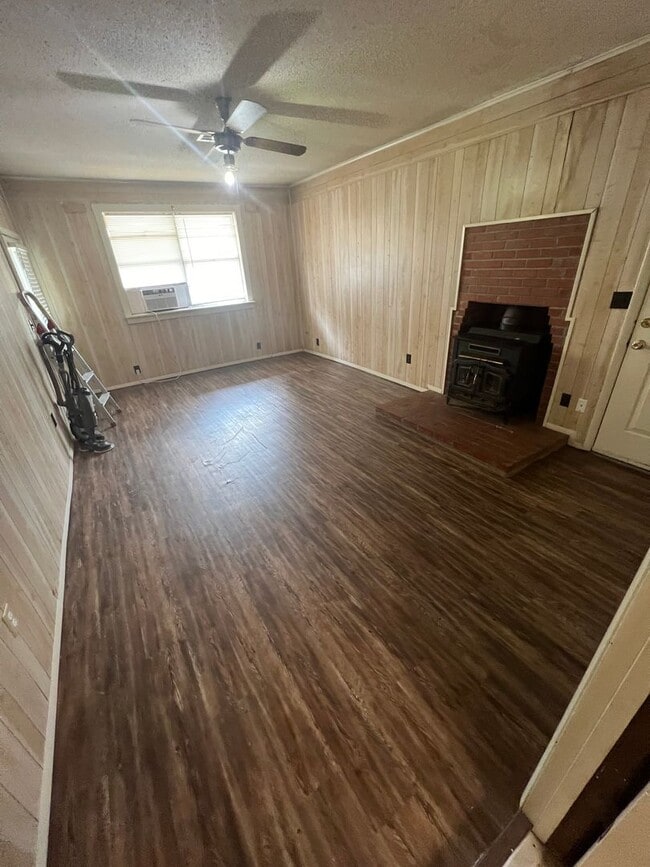 Building Photo - 3 Bed 1.5 Bath, Has large extra room that ...