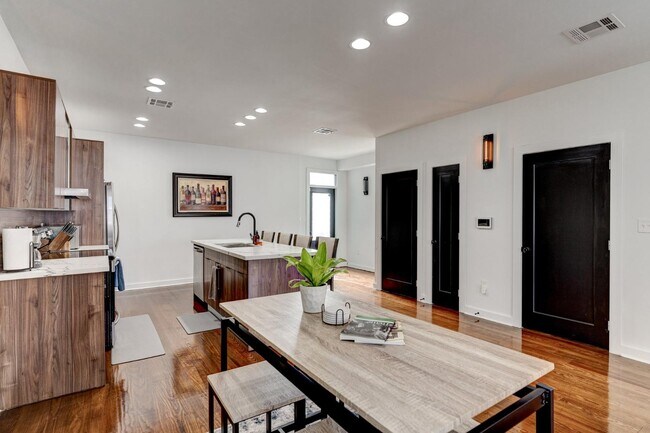 Building Photo - 2506 Dumaine St