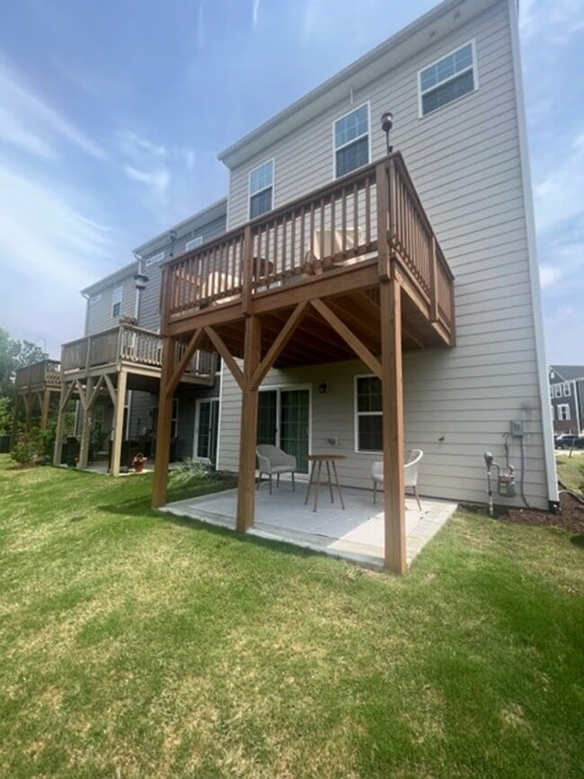Building Photo - FULLY FURNISHED high-end beautiful 3 bedroom 3 1/2 bath home in Creekside Commons.