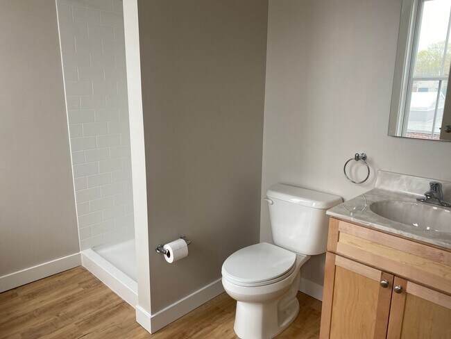 Building Photo - Putnam Winslow– $1,350 – 1 Bathroom Studio, 370 SQ.FT. – UTILITIES INCLUDED, Available 6/8/26