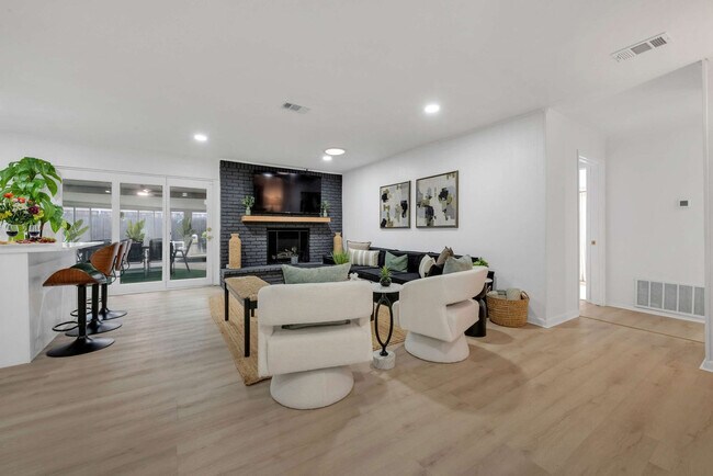 Building Photo - 1901 Cordova Bend