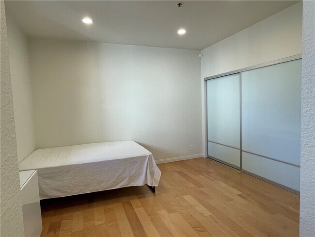Building Photo - 533 S St Andrews Pl