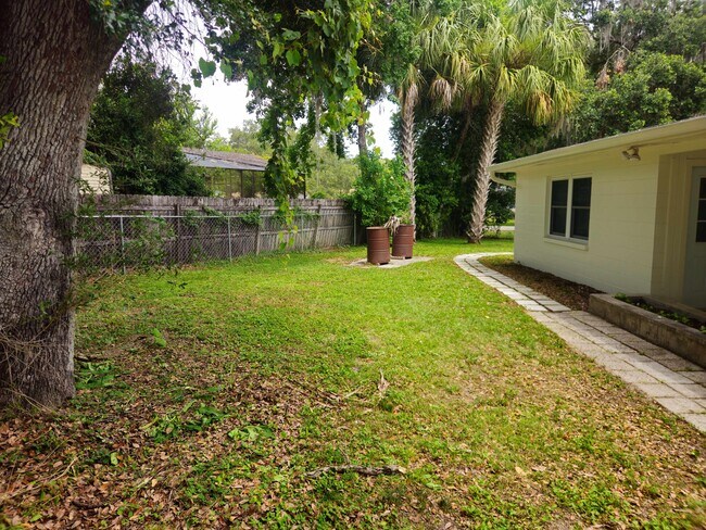 Building Photo - 3/2.5/1 Beautifully Updated Crystal River Home with Carport, Garage & Fenced Yard