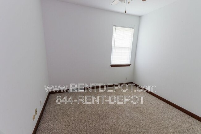 Building Photo - 306-308 Bob Court