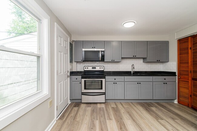 Building Photo - Newly Renovated Three Bedroom house in Par...