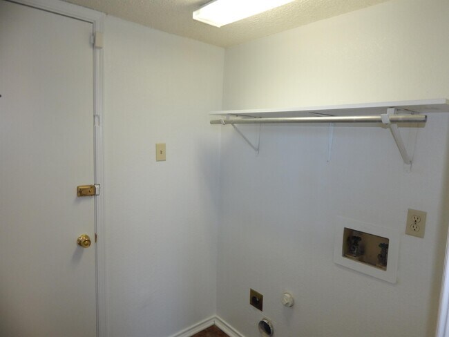 Building Photo - 1613 Bobby Lee Dr