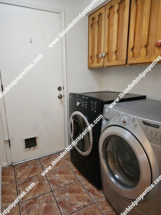 Building Photo - 3 bedroom, 2 baths  with great backyard oa...