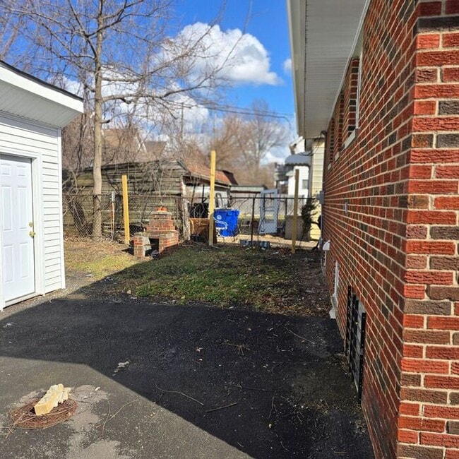Building Photo - Charming 3-Bedroom Home / Pet-Friendly / A...