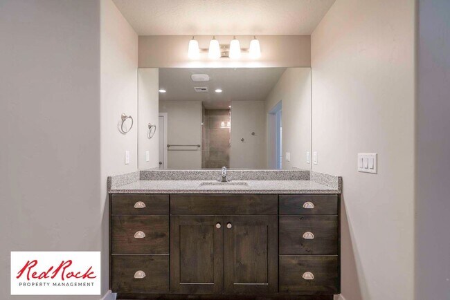 Building Photo - Spacious Townhome in Hurricane Heights