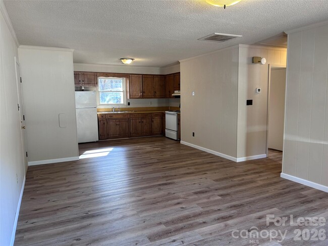 Building Photo - 220 Sunny Hill Dr